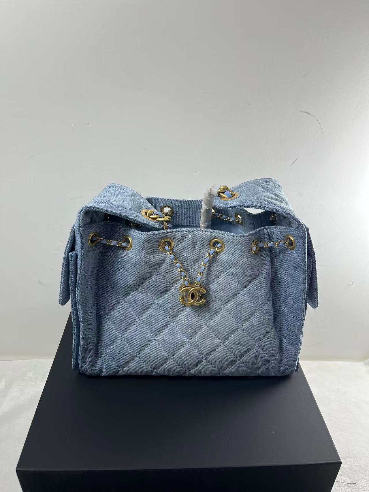 9 Jun ABQ Chanel 25 medium handbag, Washed denim & gold-tone metal, blue