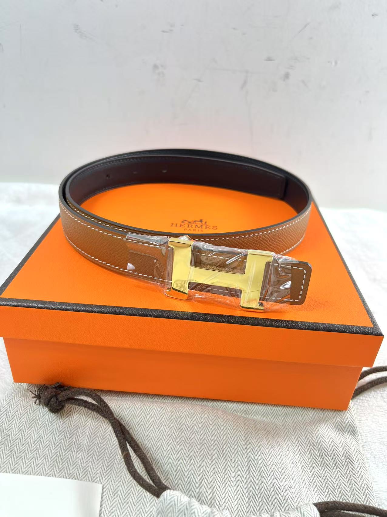 19 Jun ABQ Hermes Brown x Navy Leather x Gold Tone H Buckle Belt