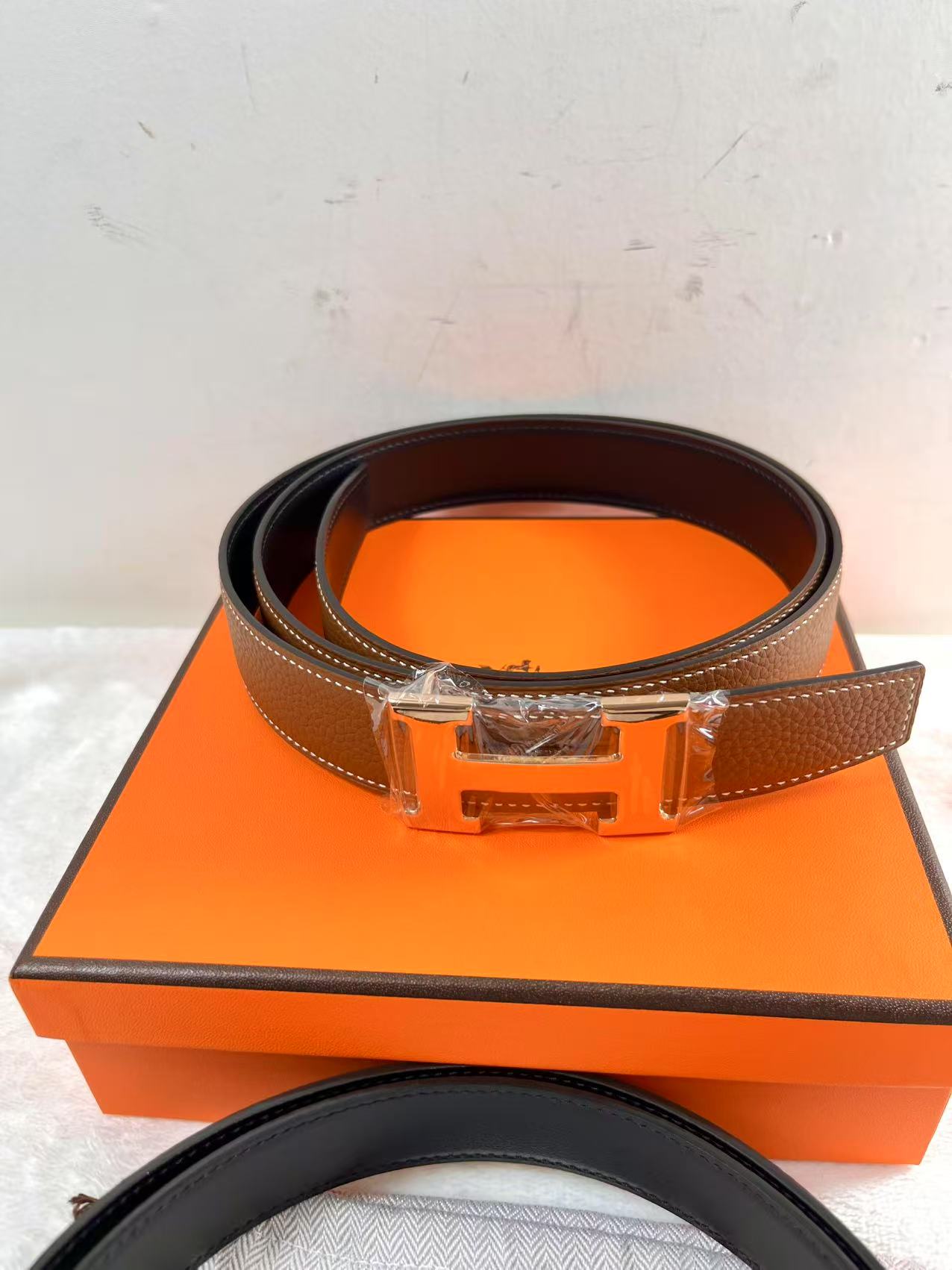 19 Jun ABQ Hermes Brown x Navy Leather x Gold Tone H Buckle Belt