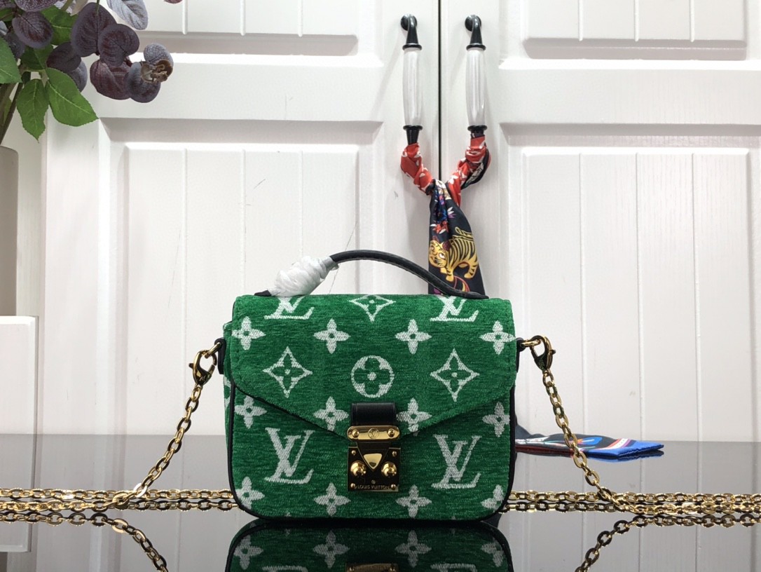 LV M22942 Pochette Métis Monogram Empreinte green Handbag