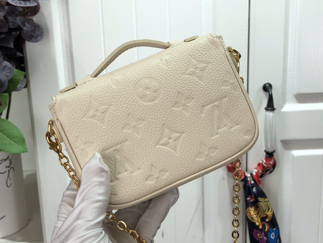 LV M22942 Pochette Métis Monogram Empreinte Handbag