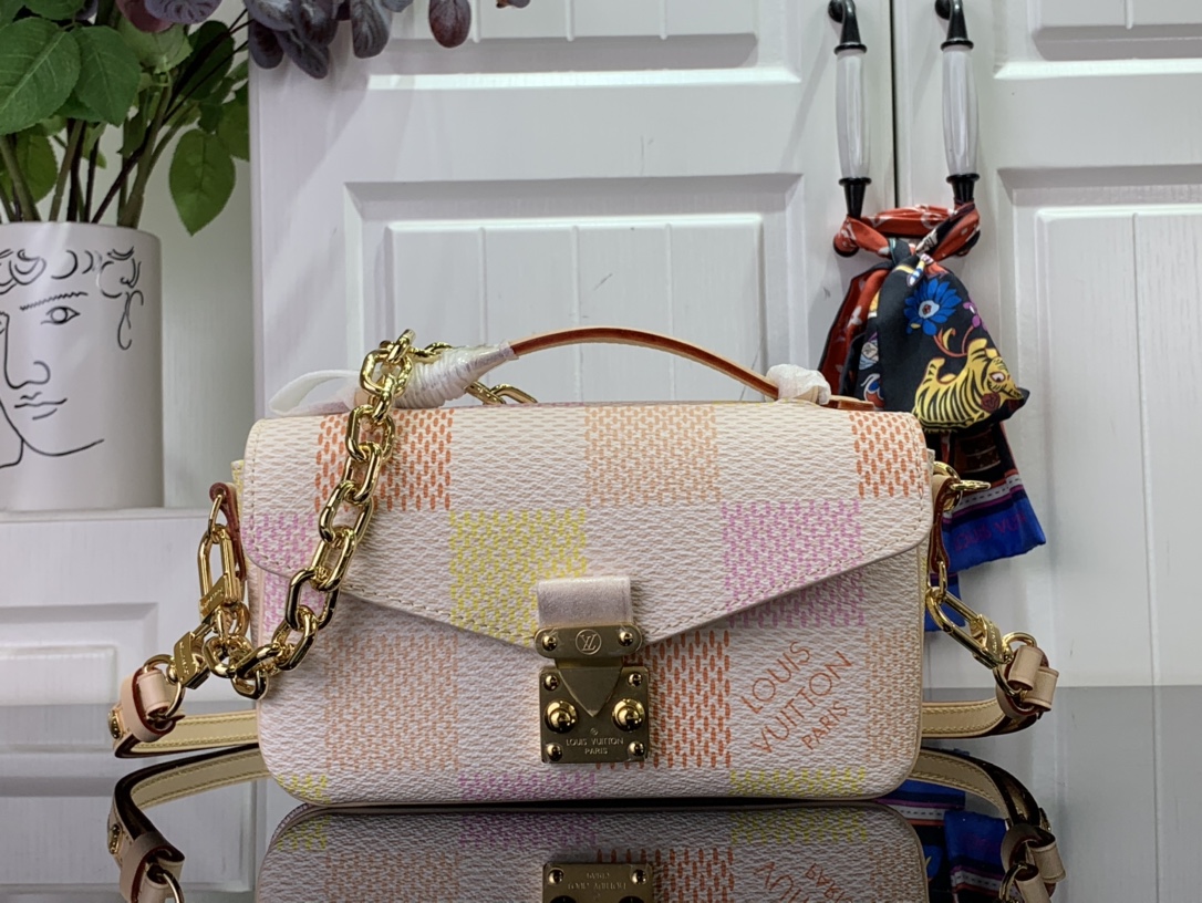 LV POCHETTE MÉTIS EAST WEST