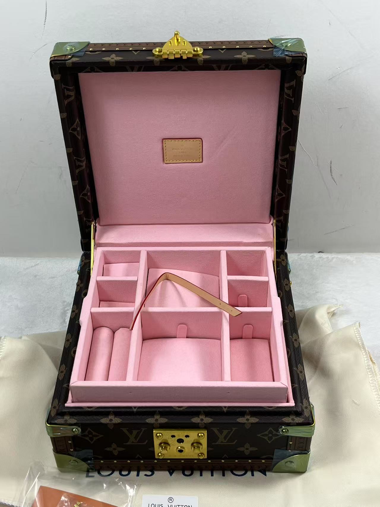 ABF LV TREASURE BOX 24