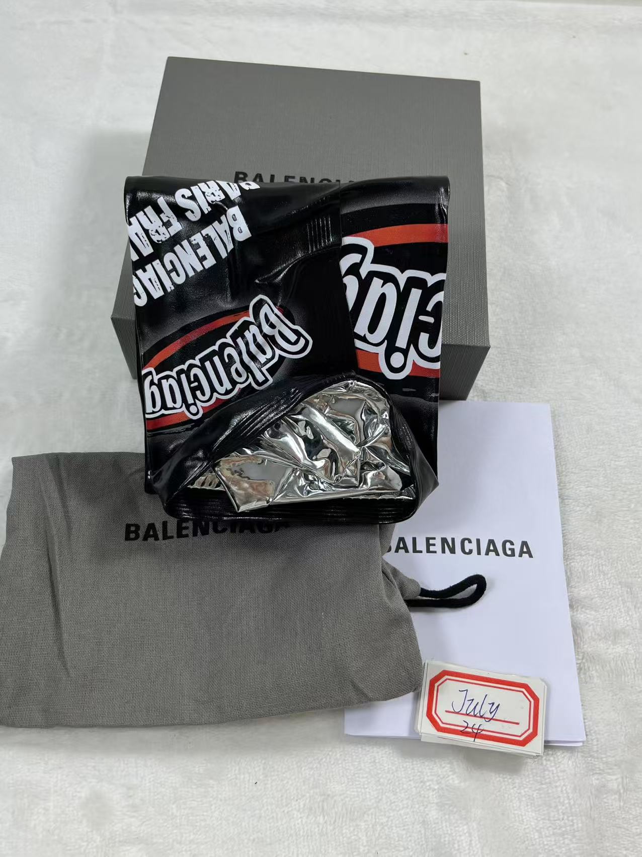 Balenciaga CARTERA PLEGADA CUADRADA CHIPS PARAHOMBRE EN NEGRO