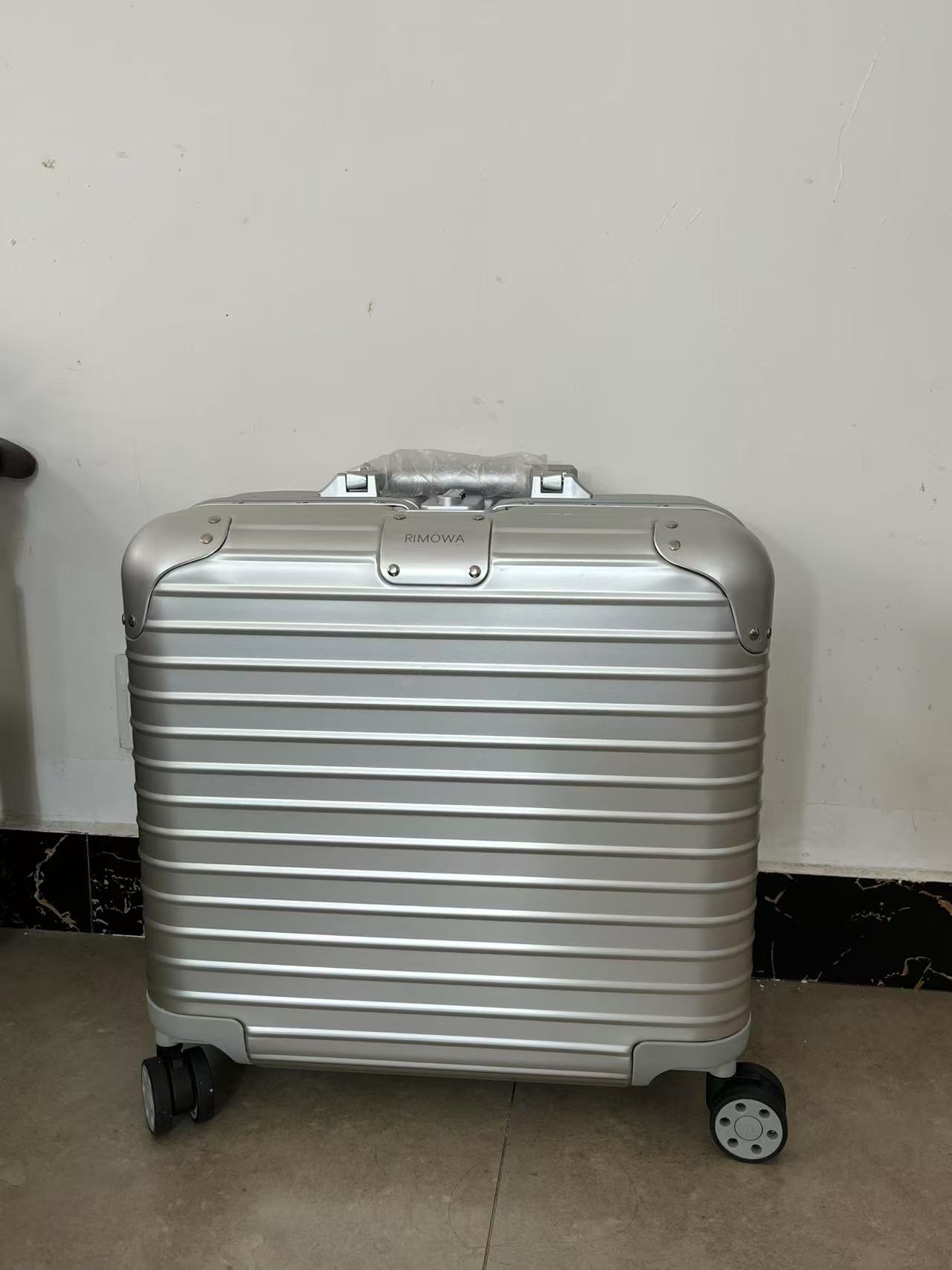 Rimowa Luggage Sliver color Compact Trolley Bag