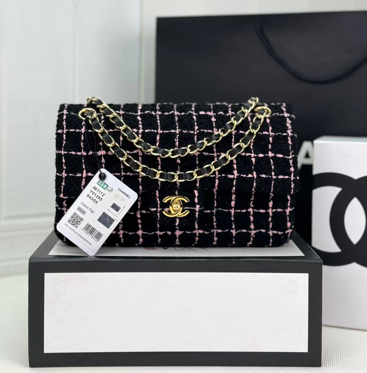 CLASSIC 11.12 HANDBAG Wool Tweed & Gold-Tone MetaBlack, Light Pink & White