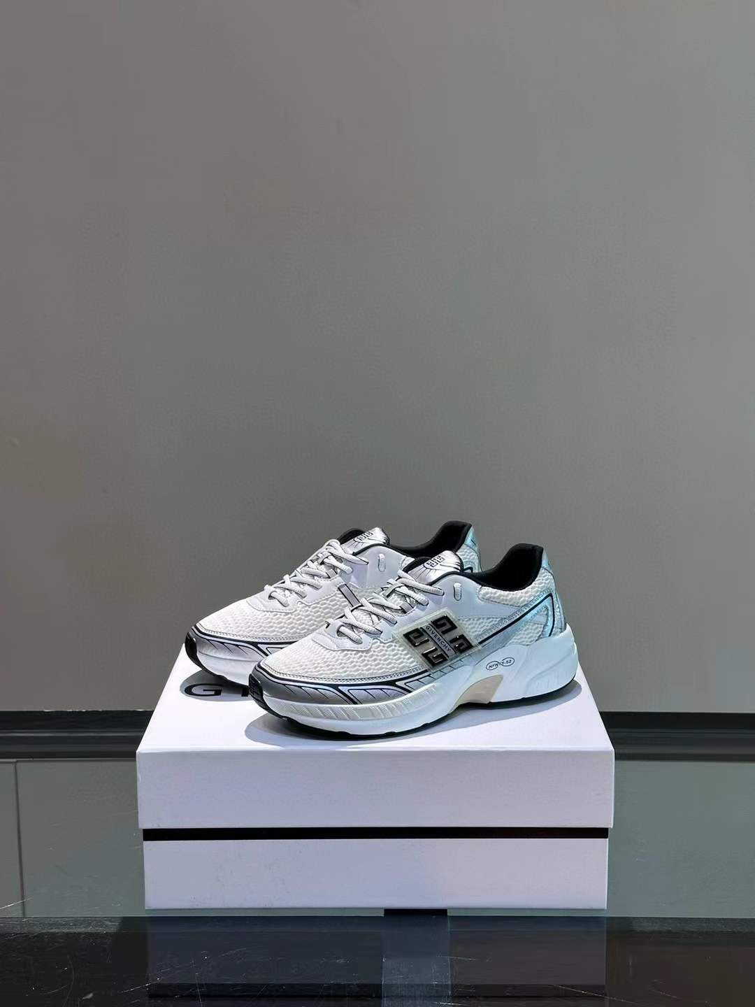 Givenchy Low-Top Sneaker