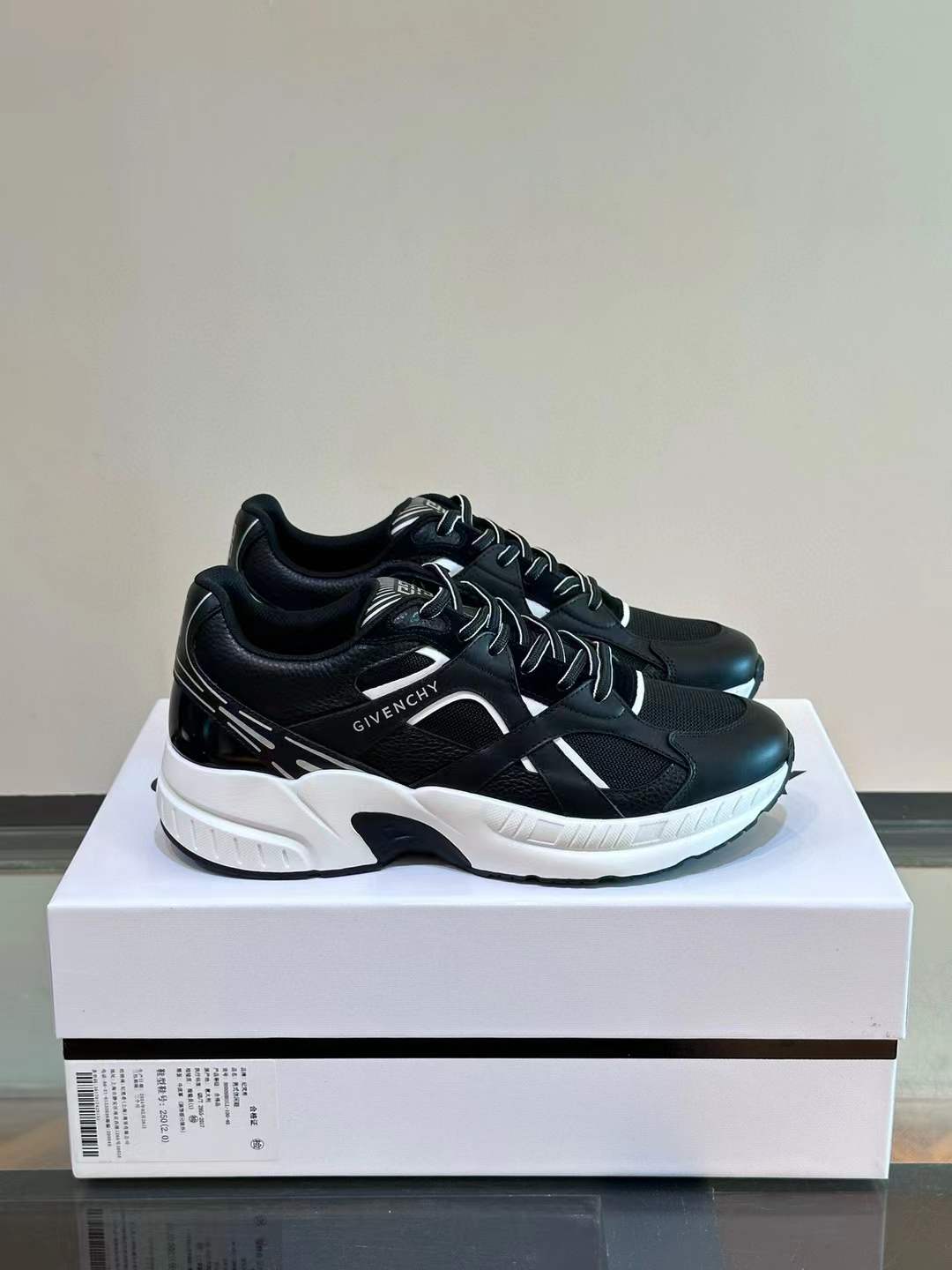 Givenchy Sneaker