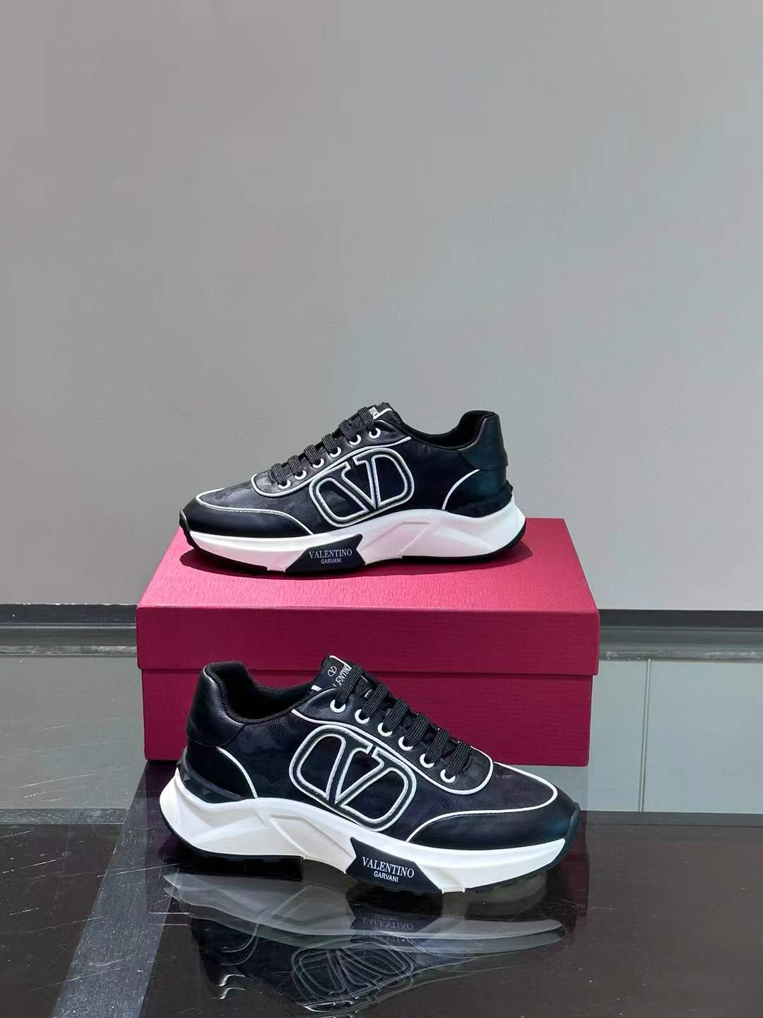 Valentino Vl7N Men's Classic Black Sneaker