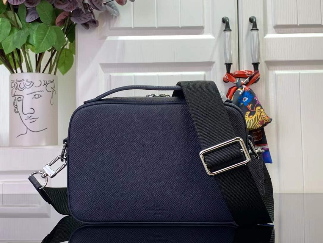LV Avenue Messenger bag