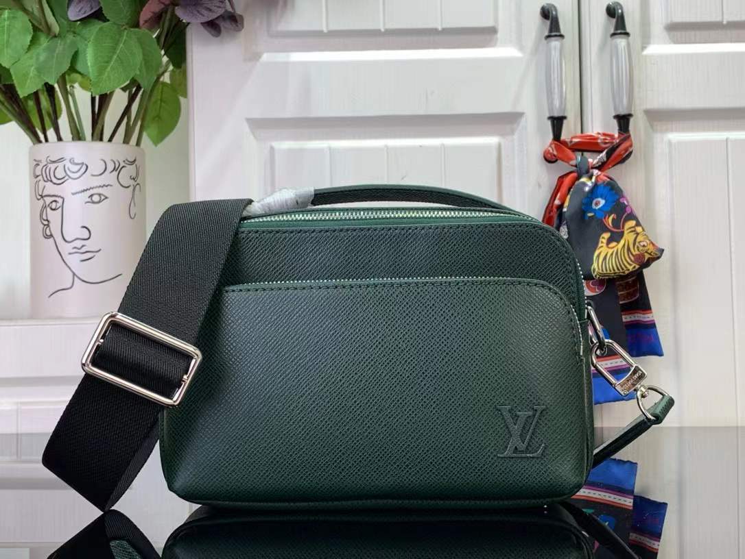 LV M11657 Avenue Messenger Bag taiga leather