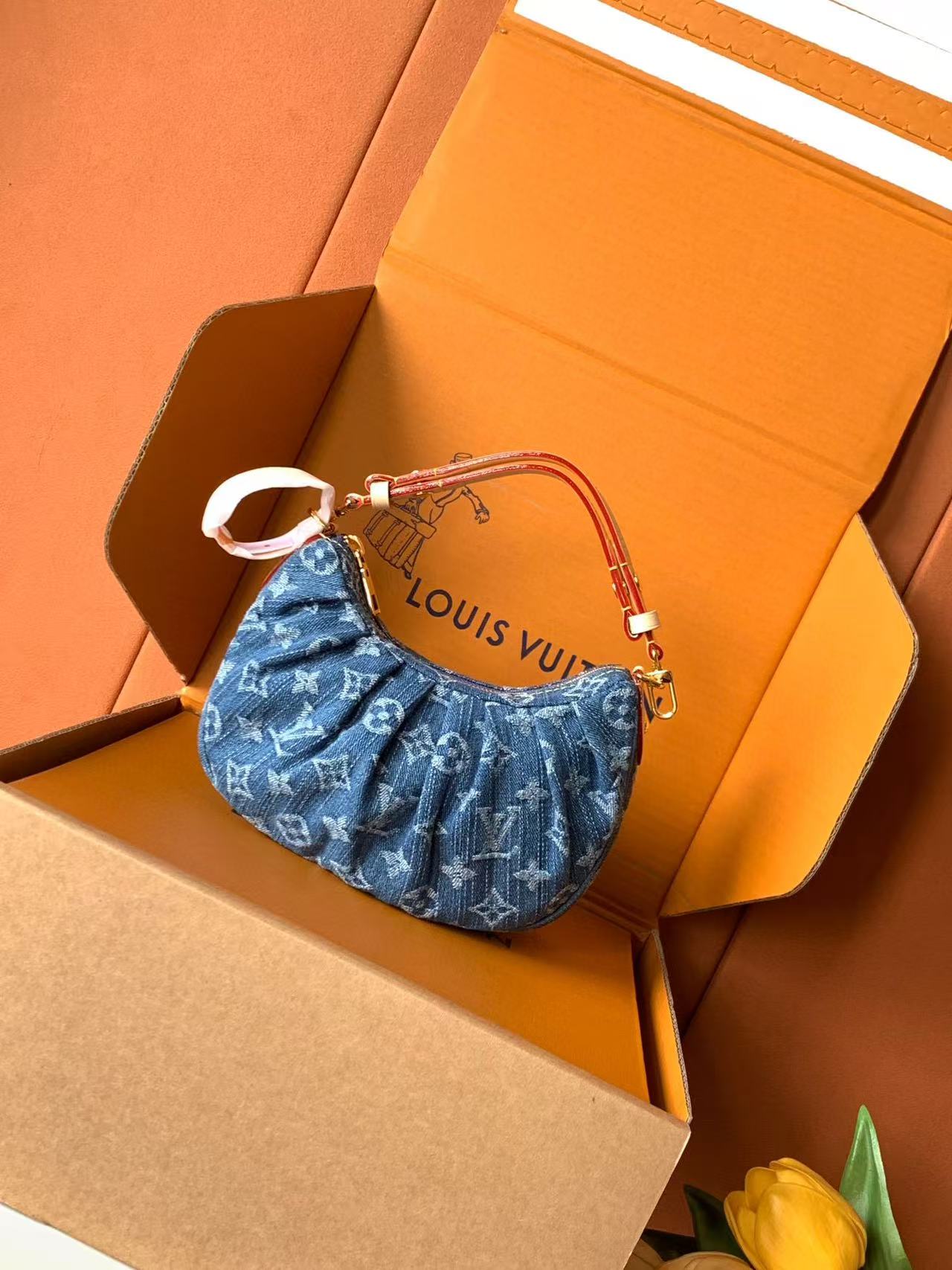 LV M13571 Pochette Valley Bag Blue