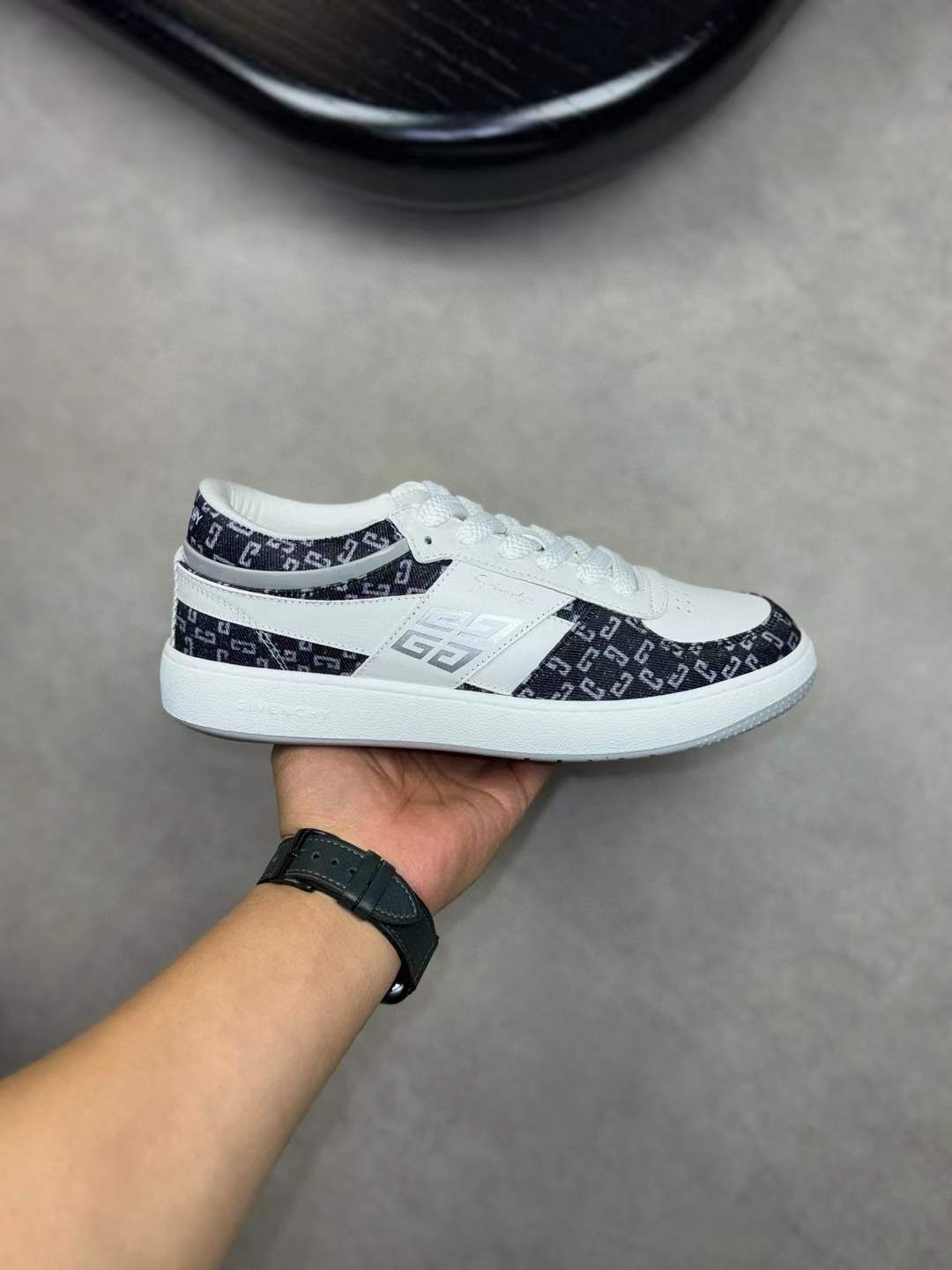 Givenchy G move grey Sneakers in leather