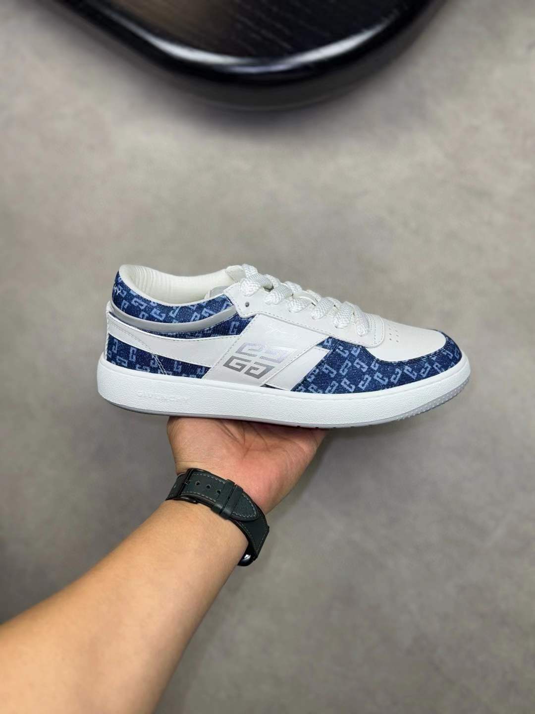 Givenchy: White & Blue G Move Sneaker