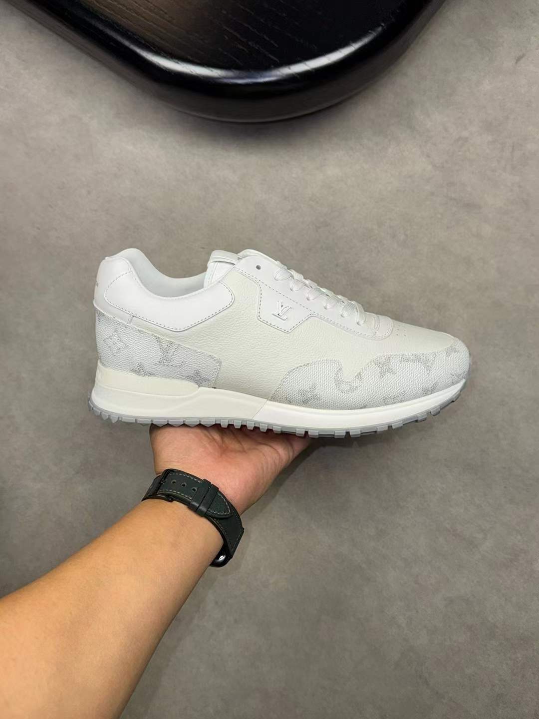 LV Run Away Sneaker grey