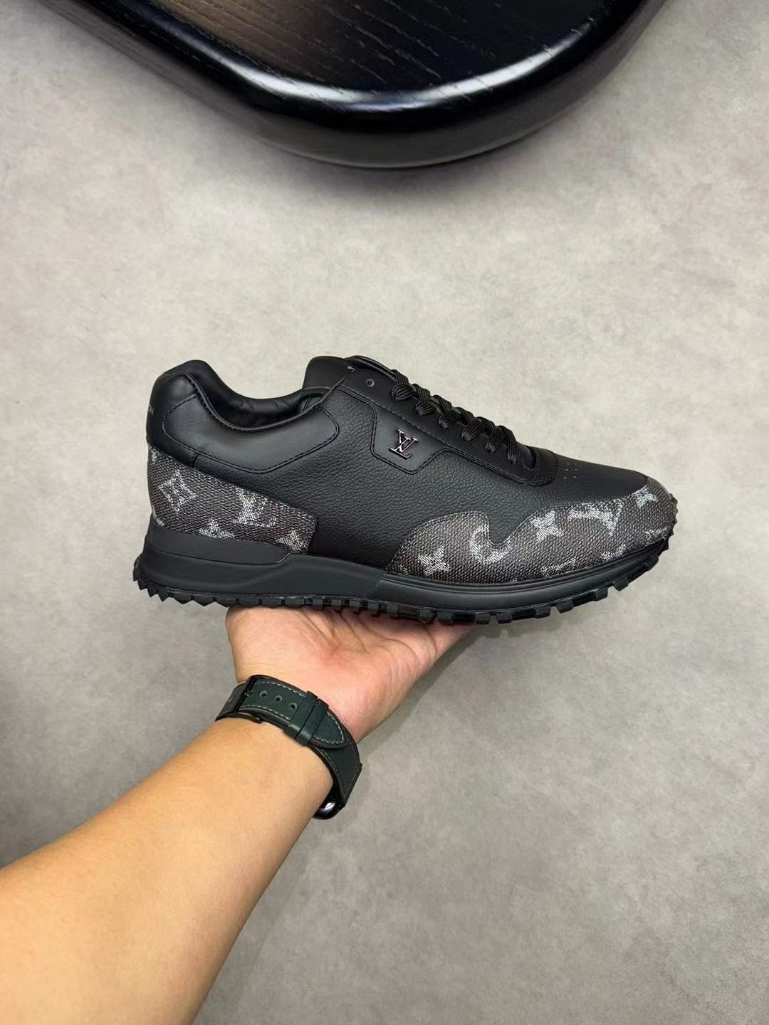 LV Men Runway Sneaker black