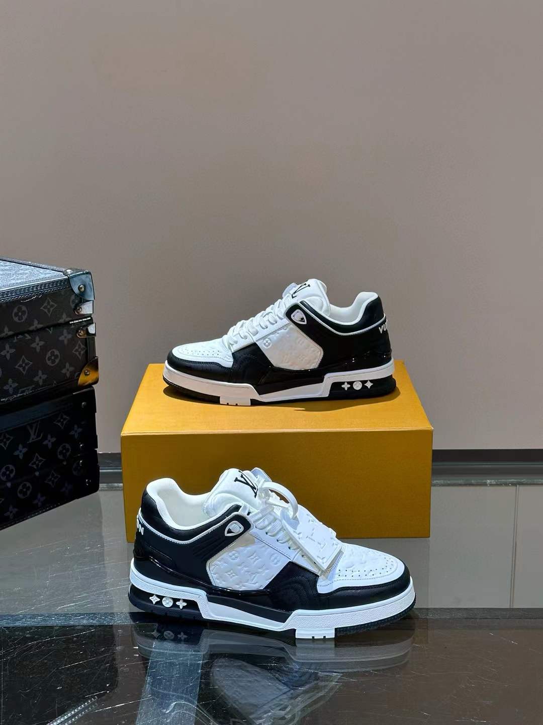 LV Trainer White Black
