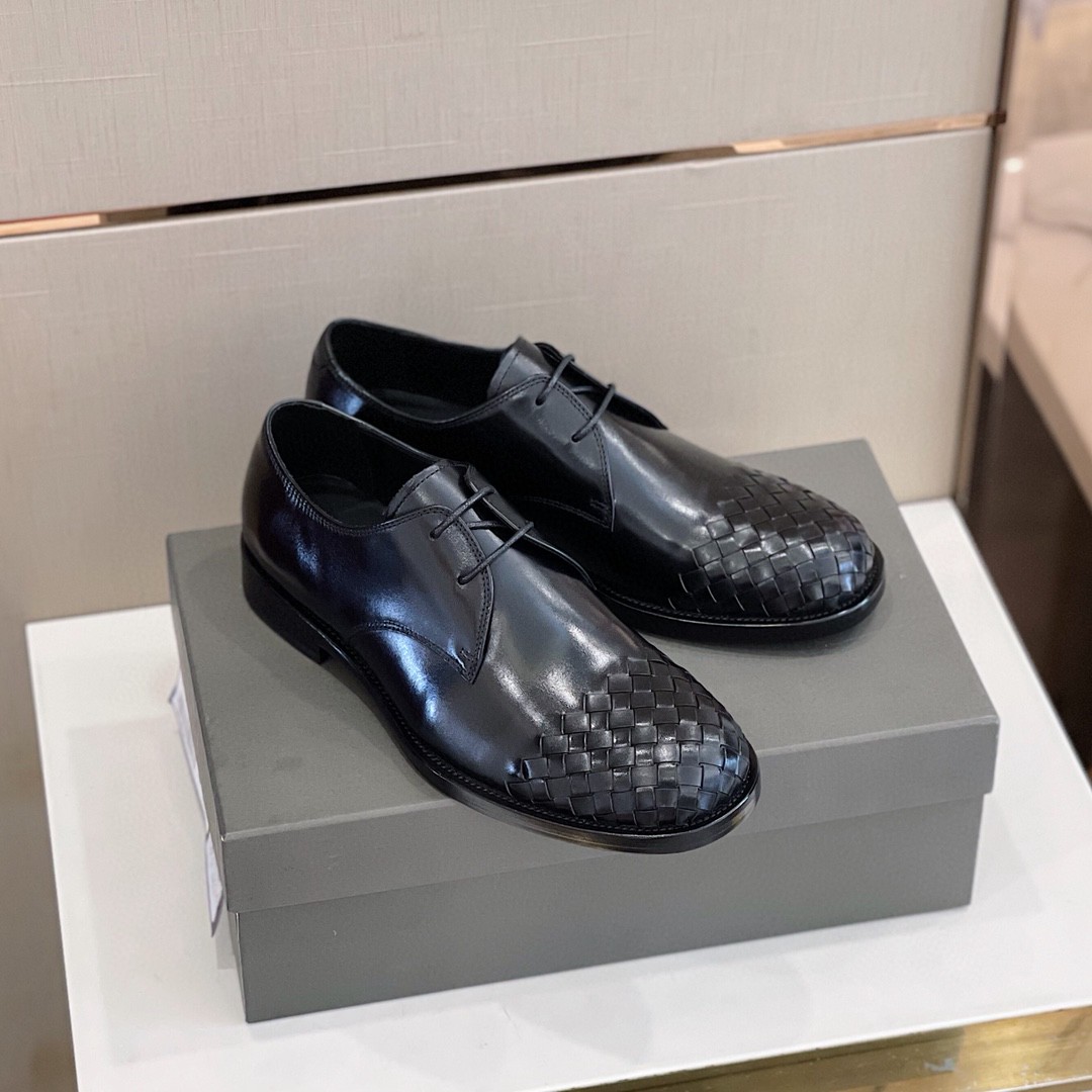 Bottega Veneta Men's Black Intrecciato Weave Derby Shoes