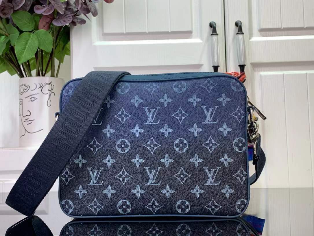 LV Trio Messenger Monogram  Men Bag