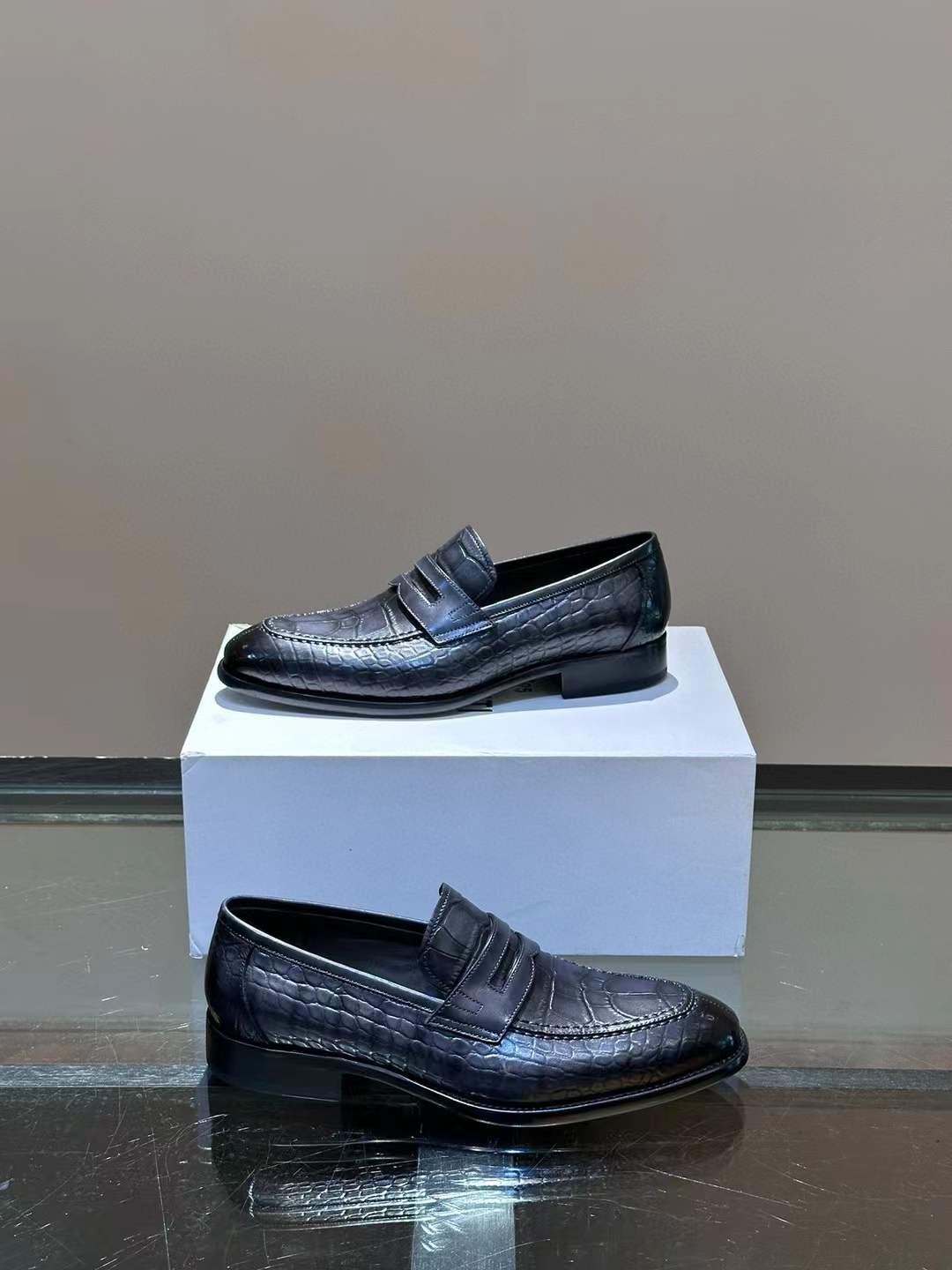Berluti Elegant Crocodile Leather Moccasin Loafer Shoes black