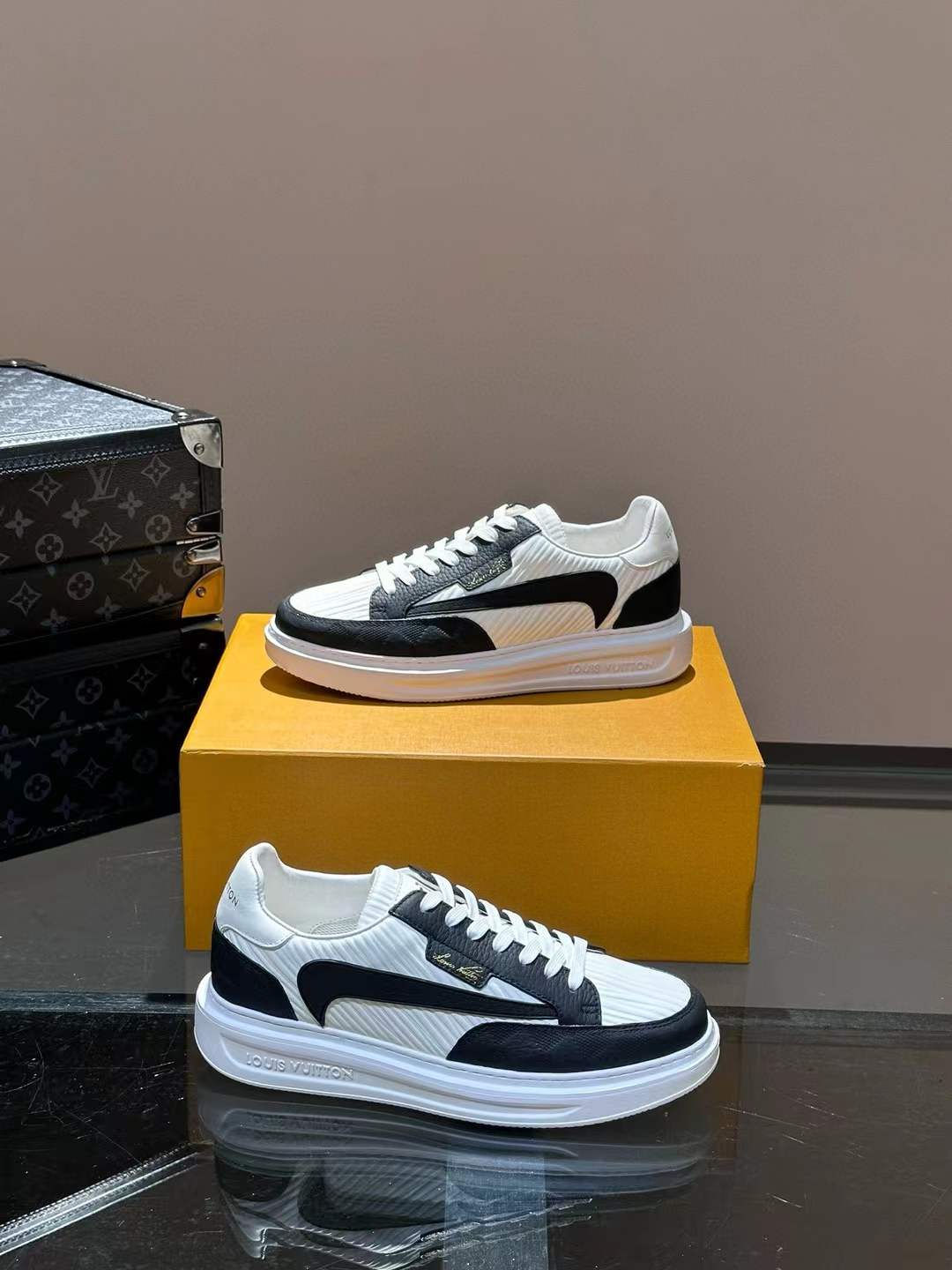 LV Mens casual Shoes black and white
