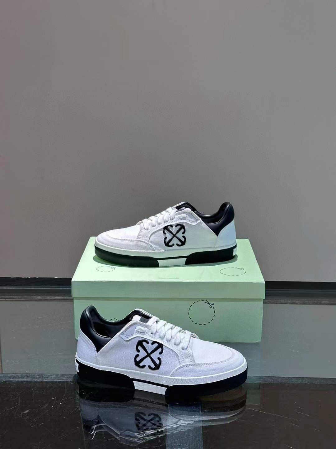 Off-White Low Vulcanized Canvas Sneaker