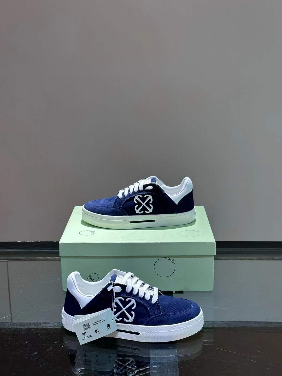 Off-White Low Vulcanized Leather Sneaker