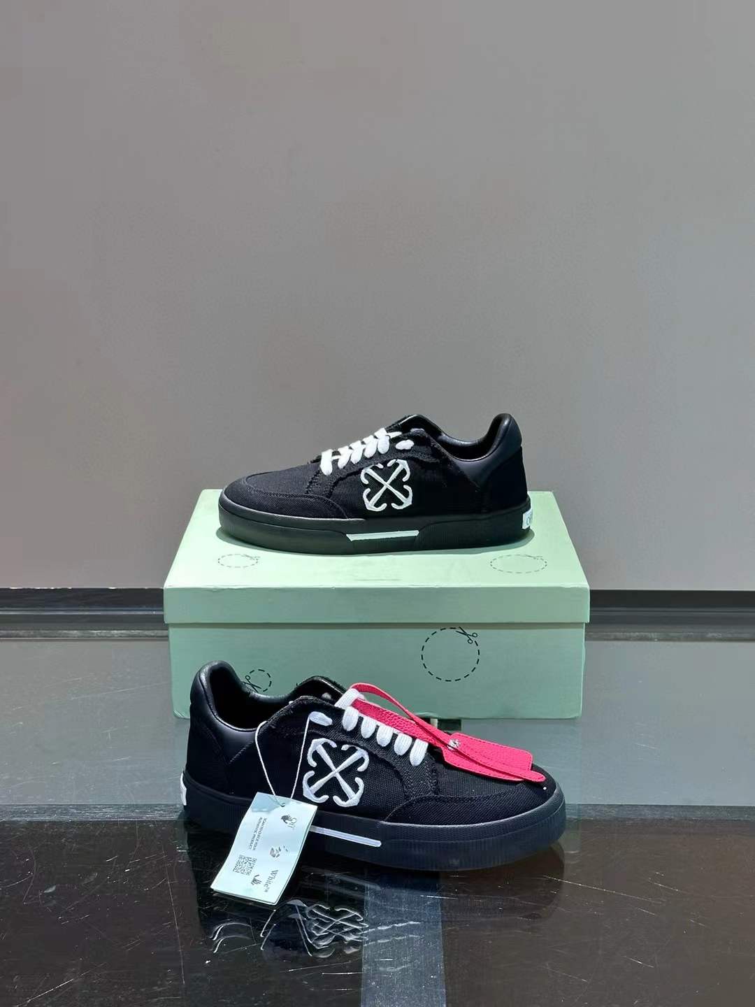 Off-White Vulcanized contrasting-tag Canvas Sneaker Black