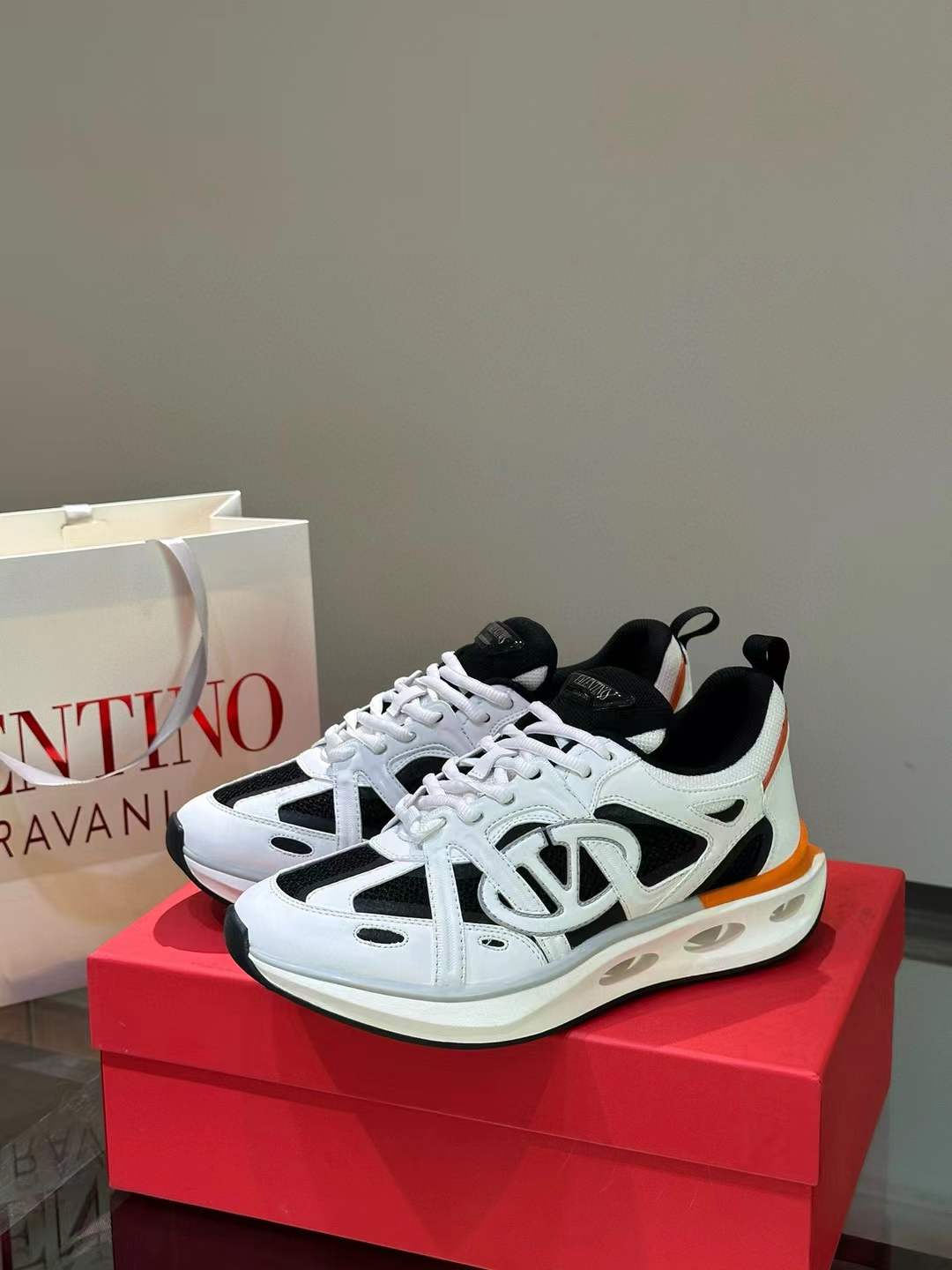 Valentino Black / White Sneaker