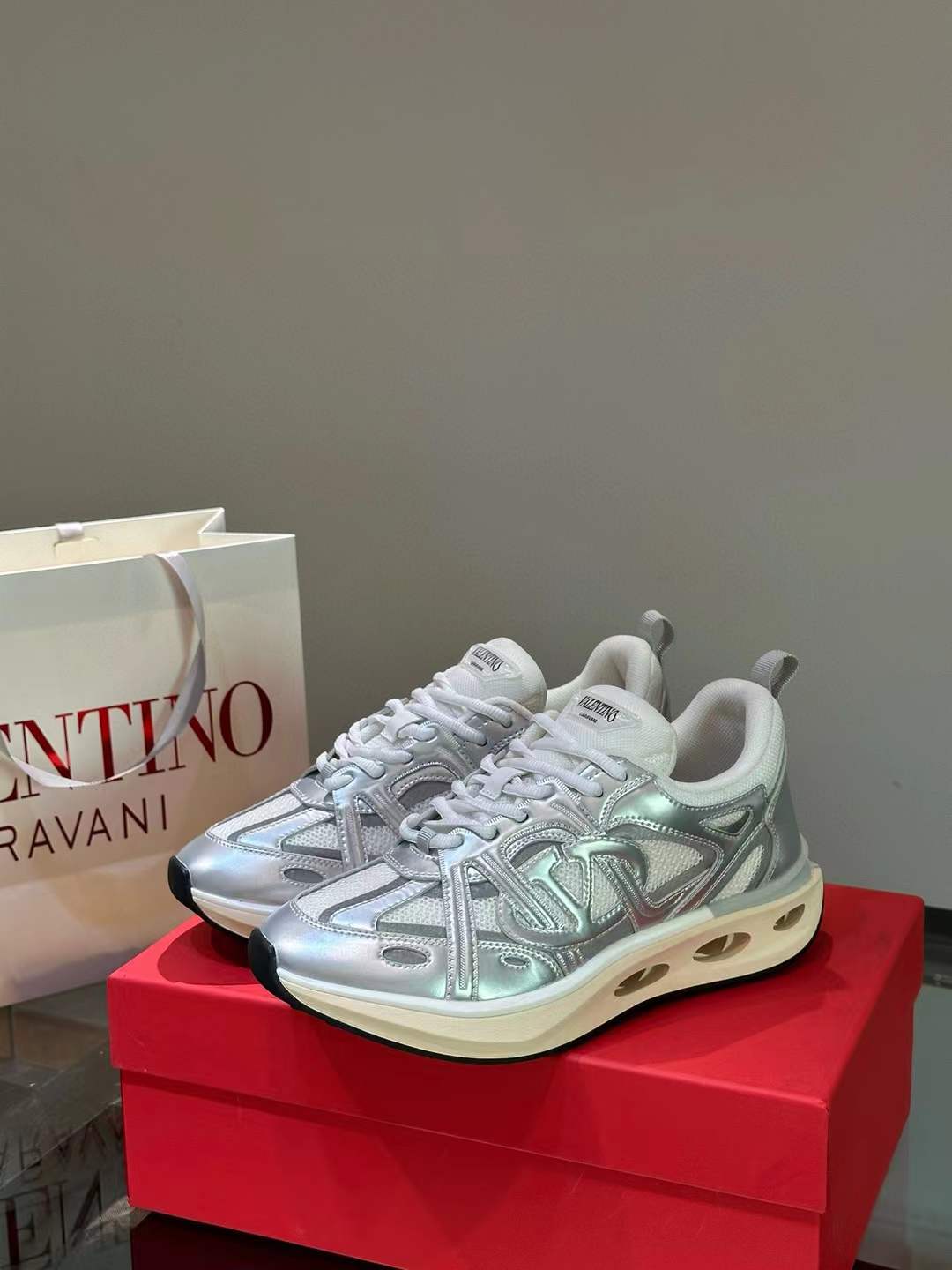 Valentino Garavani Silver Vlogo Di Scarpe Da Ginnastica for Women