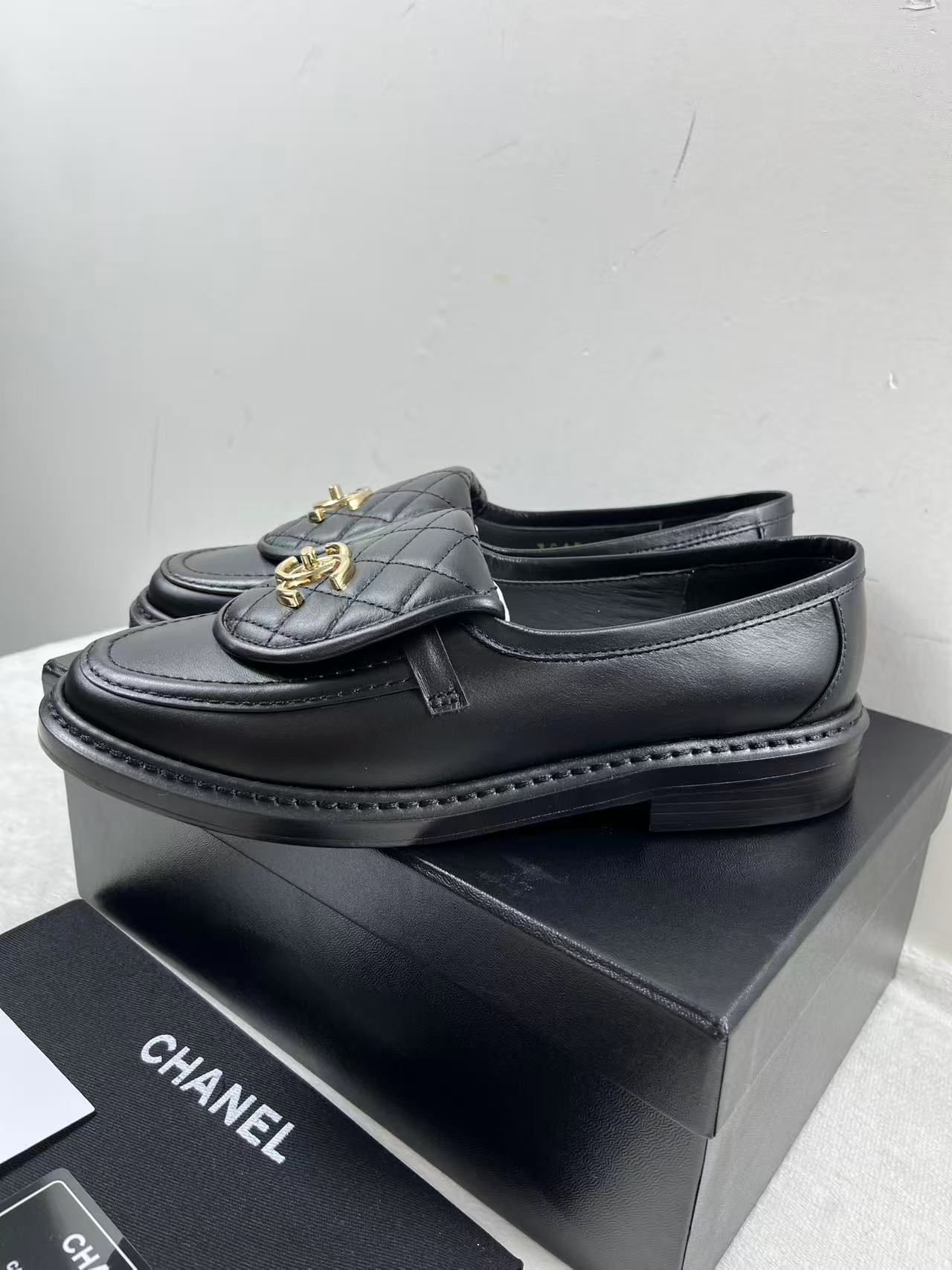Chanel Interlocking CC Logo Quilted Lambskin Black Leather Loafers size EU39 womens