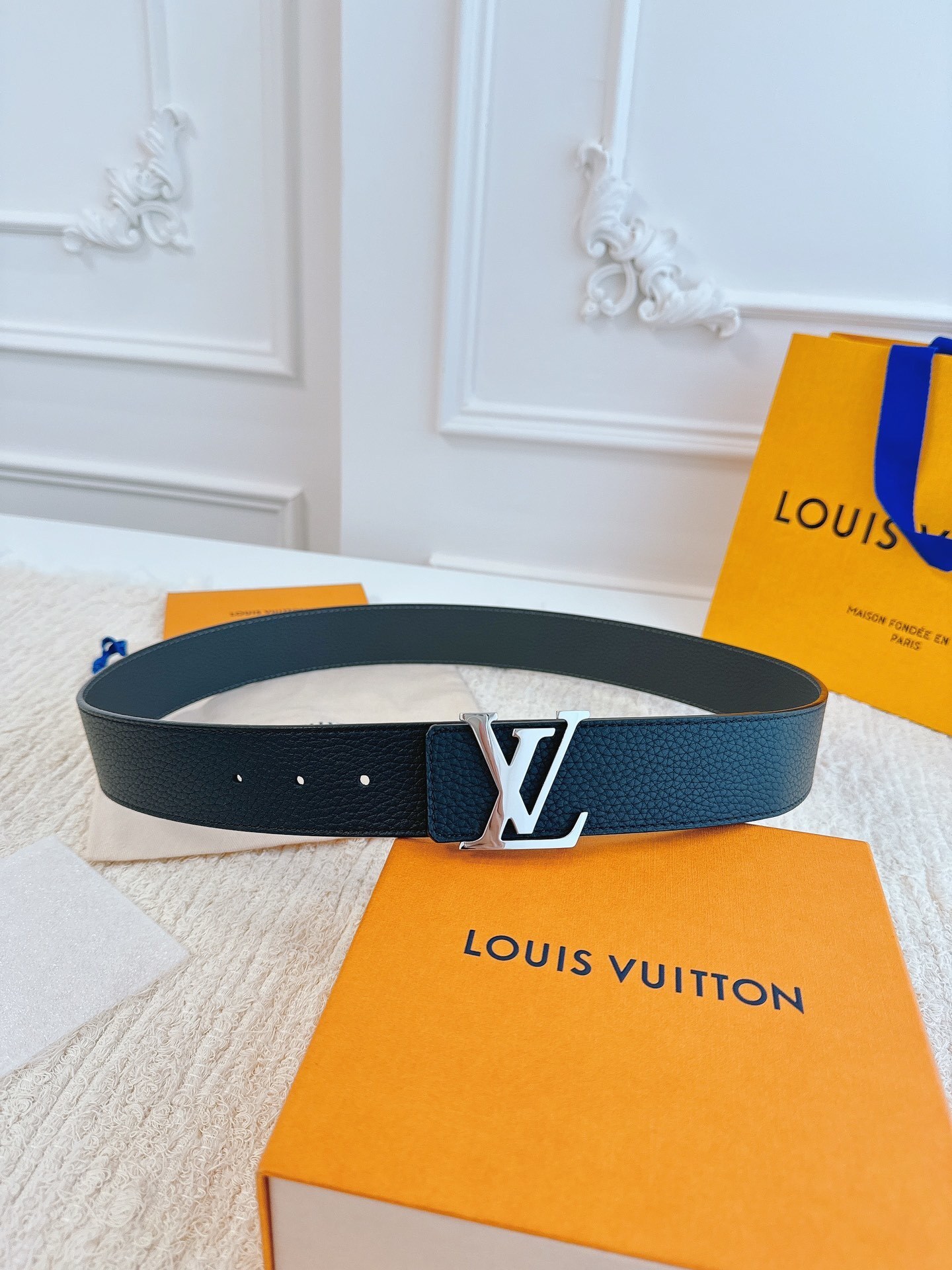 LV Initiales Taurillon 40mm Reversible Belt