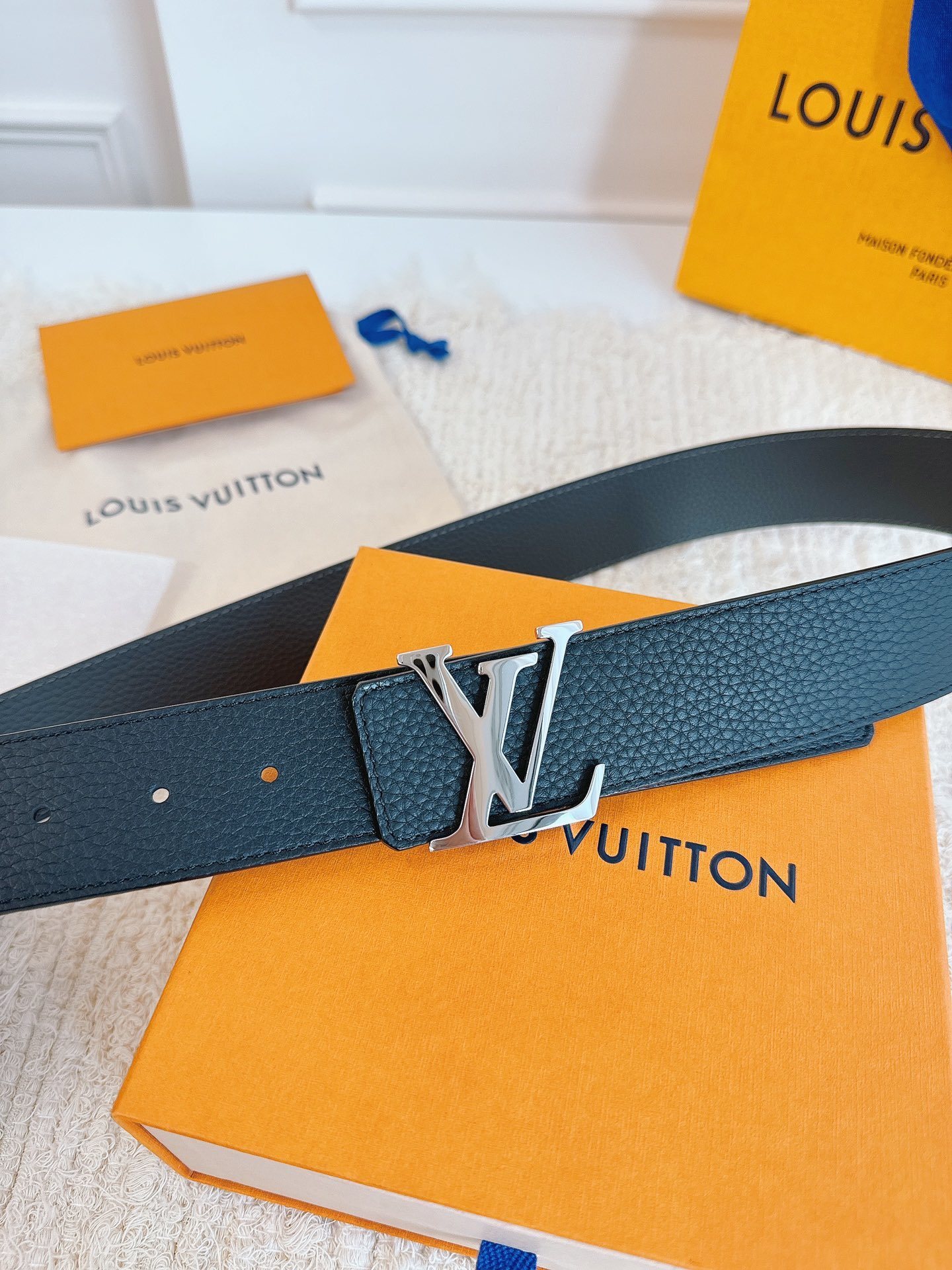 LV Initiales Taurillon 40mm Reversible Belt