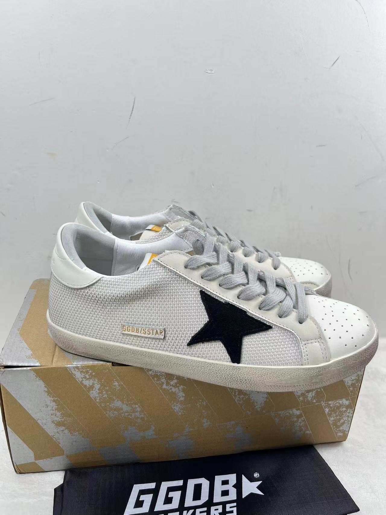 GoldenGoose Men's Super-Star in leather with black star size EU43 mens