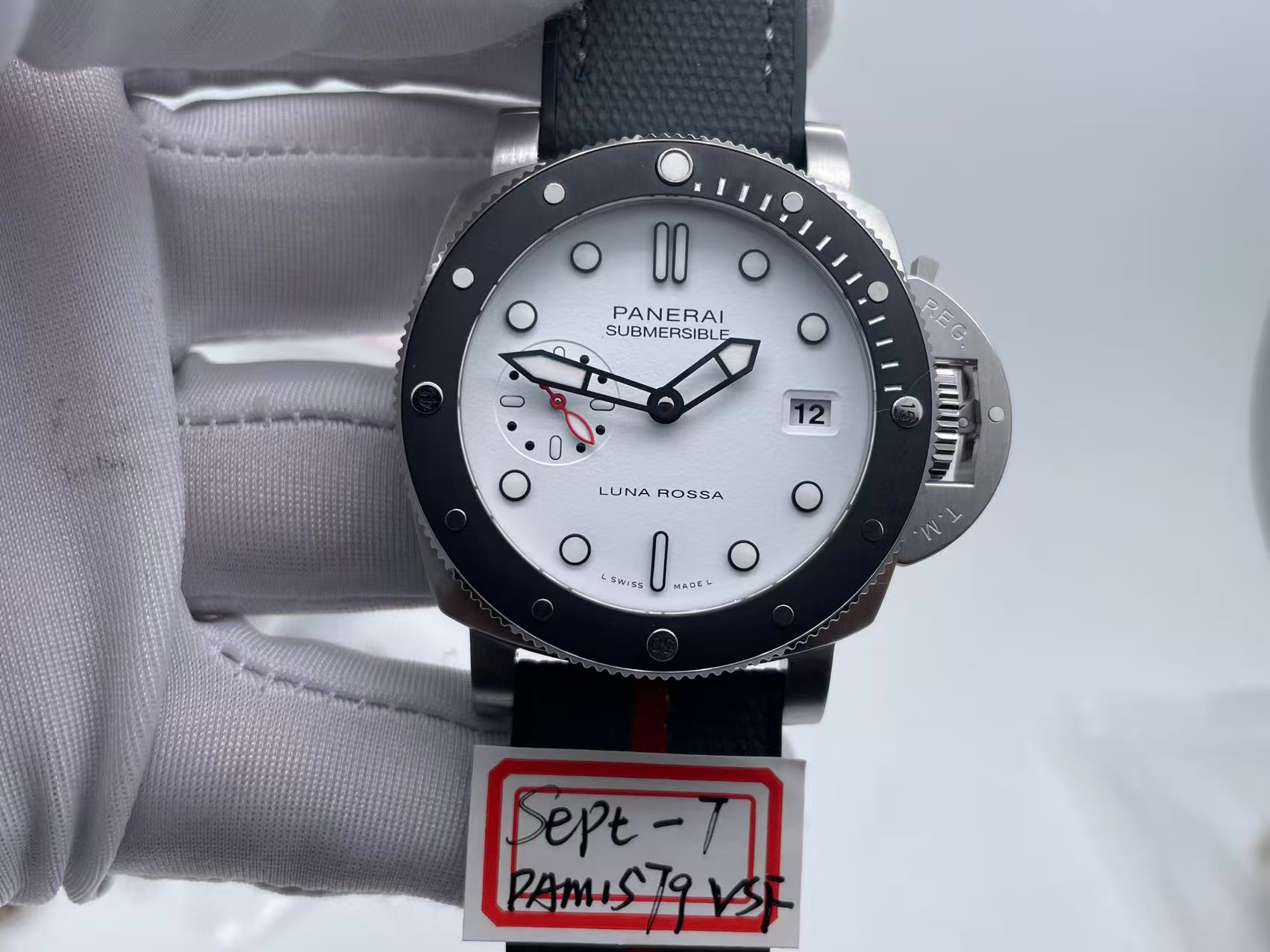 PN1579VRU - PAM 1579 Submersible Luna Rossa SS/RU White VSF P900 $408