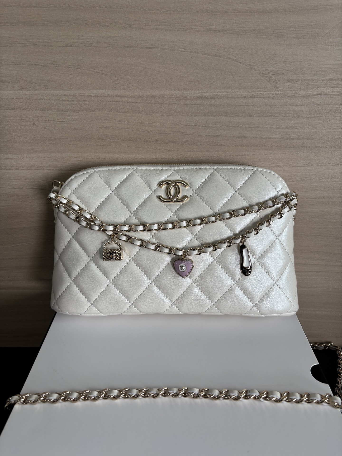 Chanel Caviar Quilted Classic Clutch bag with Chain White