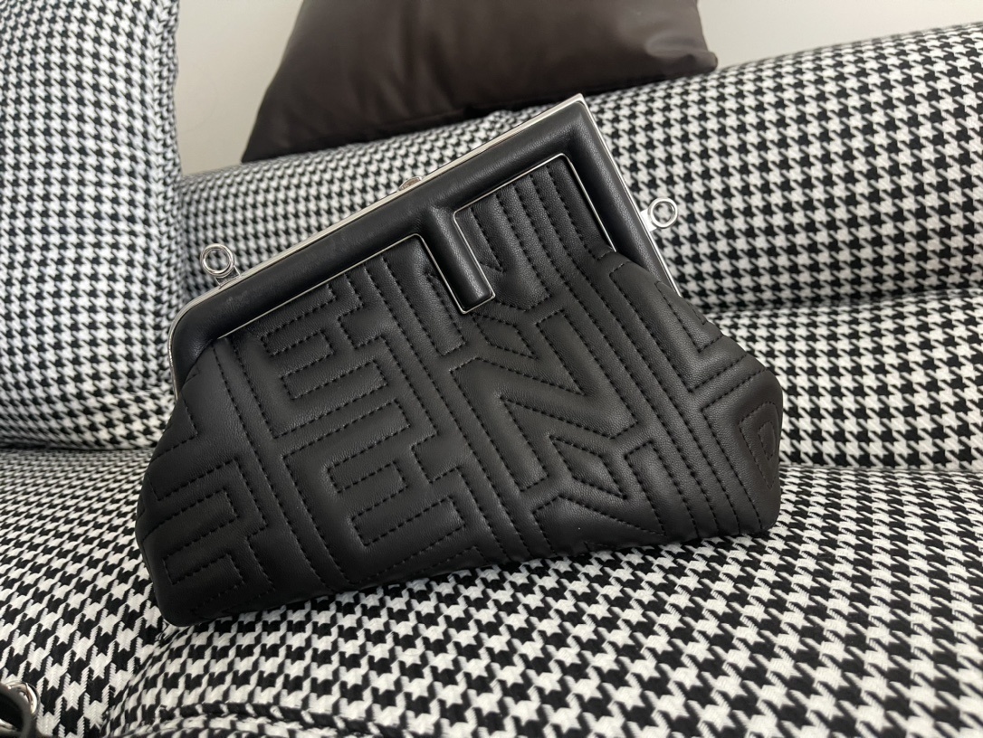 Fendi Baguette Chain Midi Leather Black