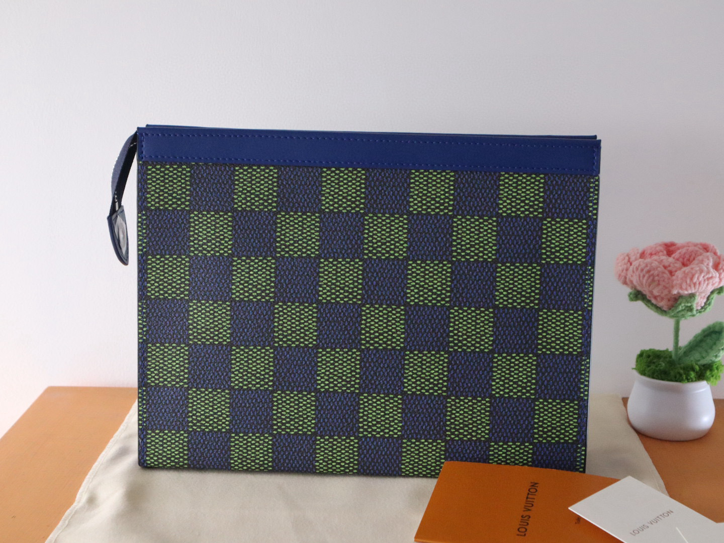 LV Book Messenger Damier