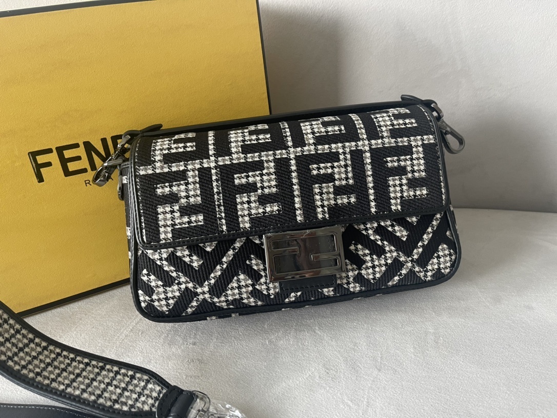 Fendi Baguette NM Bag Black