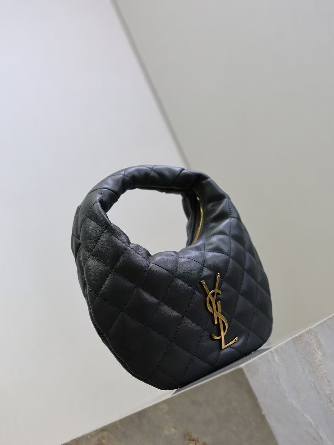 Saint Laurent Icarino Aus Wattiertem Nappaleder bag Black