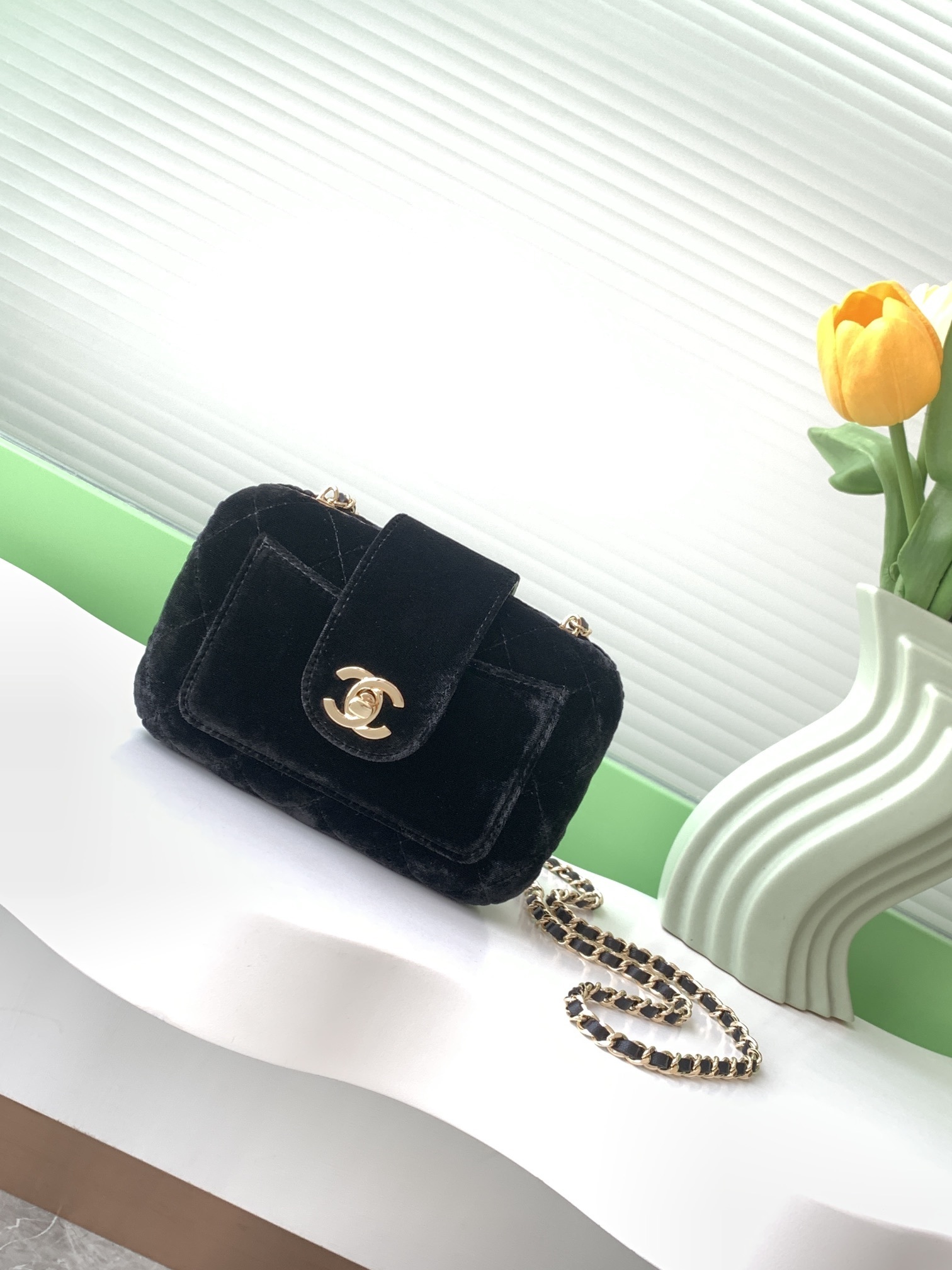 CHANEL 22 HANDBAG Black