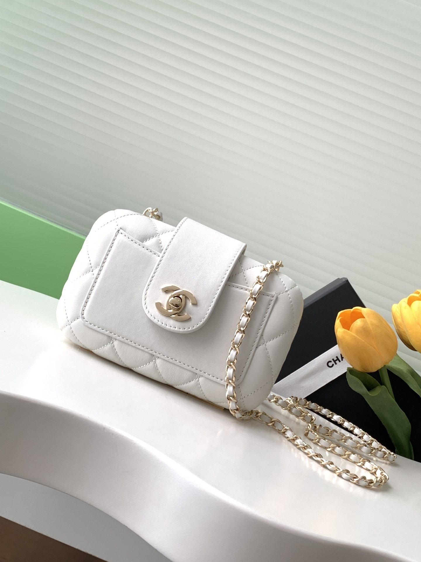 CHANEL 22 HANDBAG white