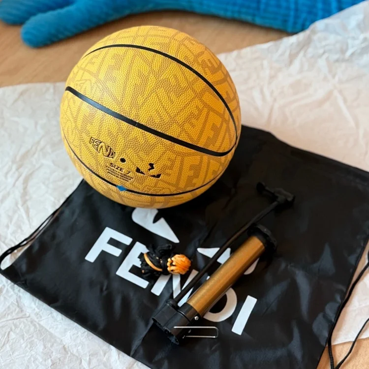 Prada basketball with classic monster letter eyes, equipped with drawstring bag, mesh bag, pump, air needle