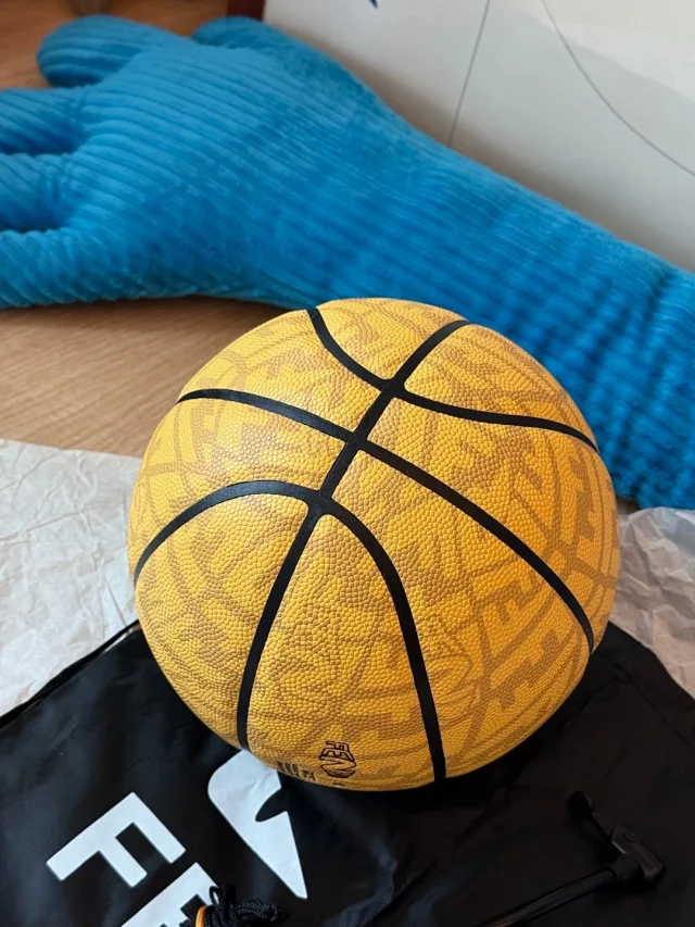 Prada basketball with classic monster letter eyes, equipped with drawstring bag, mesh bag, pump, air needle