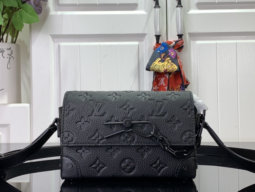 LV Steamer Wearable Wallet Black