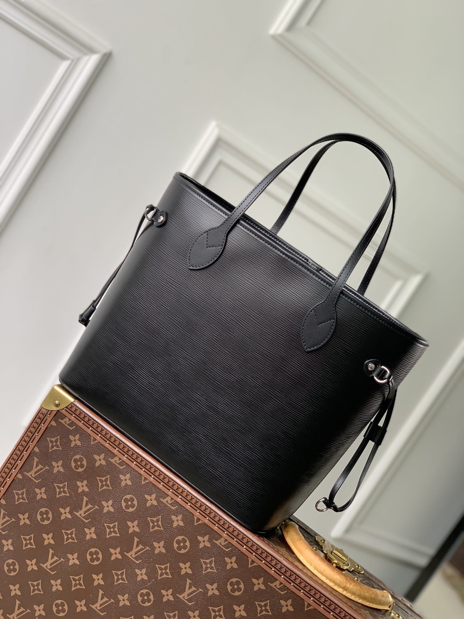 LV Neverfull MM Epi Leather Tote bag black