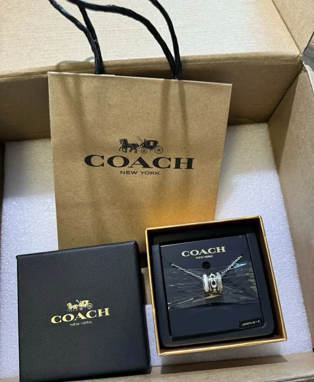 Coach three-ring necklace is beautiful and versatile