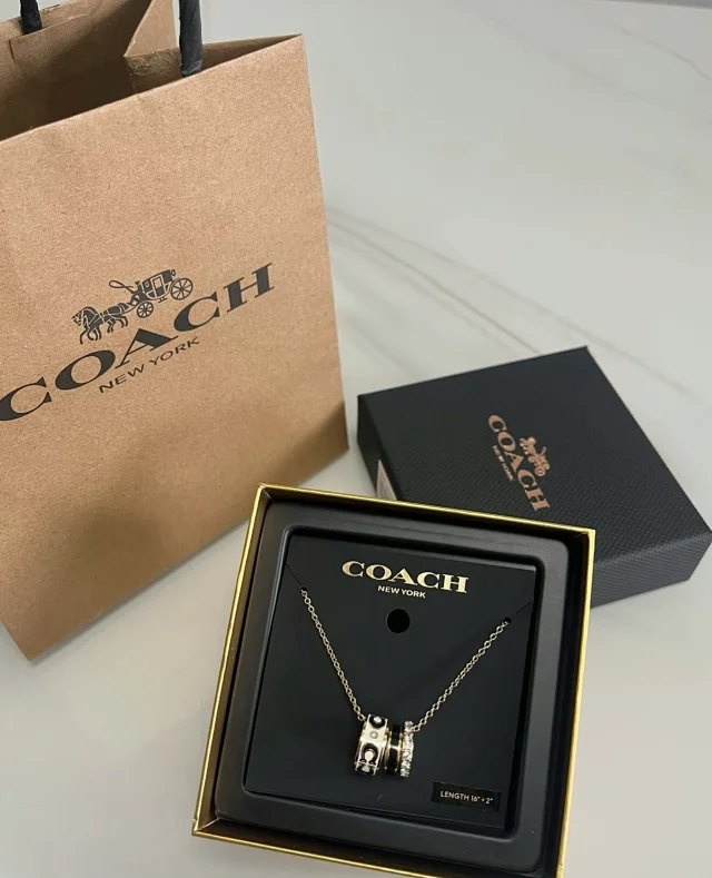 Coach three-ring necklace is beautiful and versatile