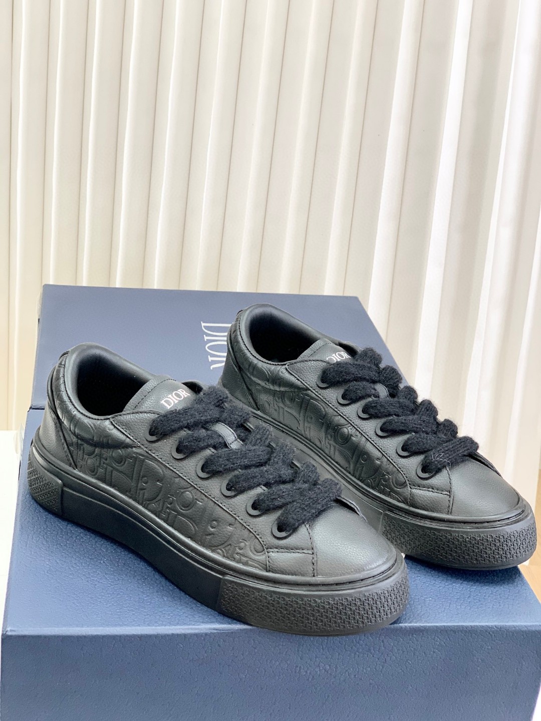 Dior mens B33 Spin Sneaker Black Smooth Calfskin And Dior Oblique Jacquard