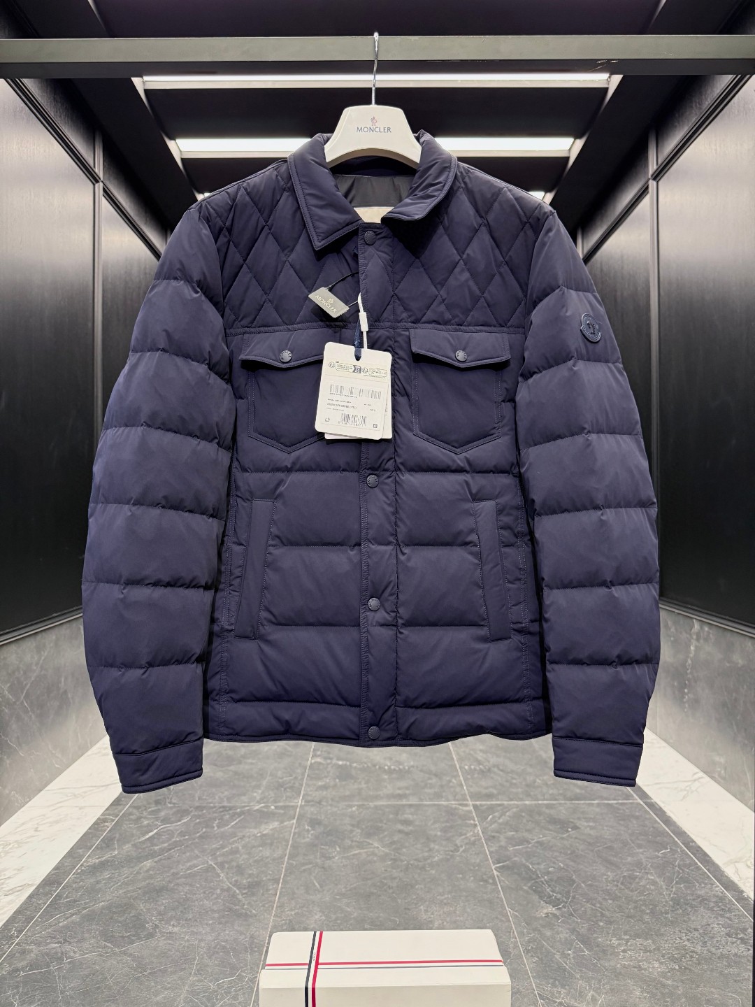 Moncler men's down jacket padded / insulated jacket classic collar and front pocket